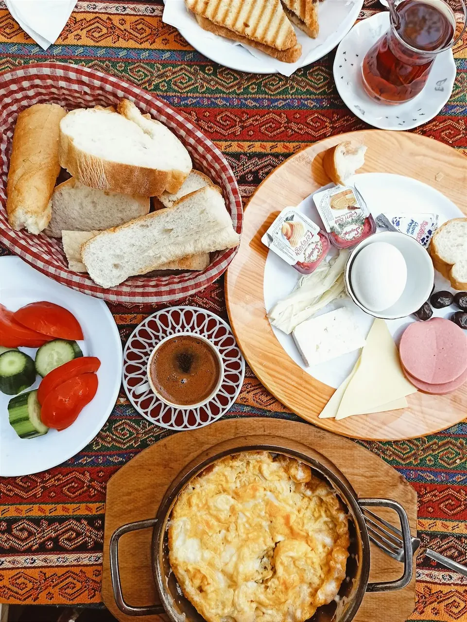 Türkisches Frühstück mit Käse, Oliven, Sucuk und Çay bei Saray Krefeld