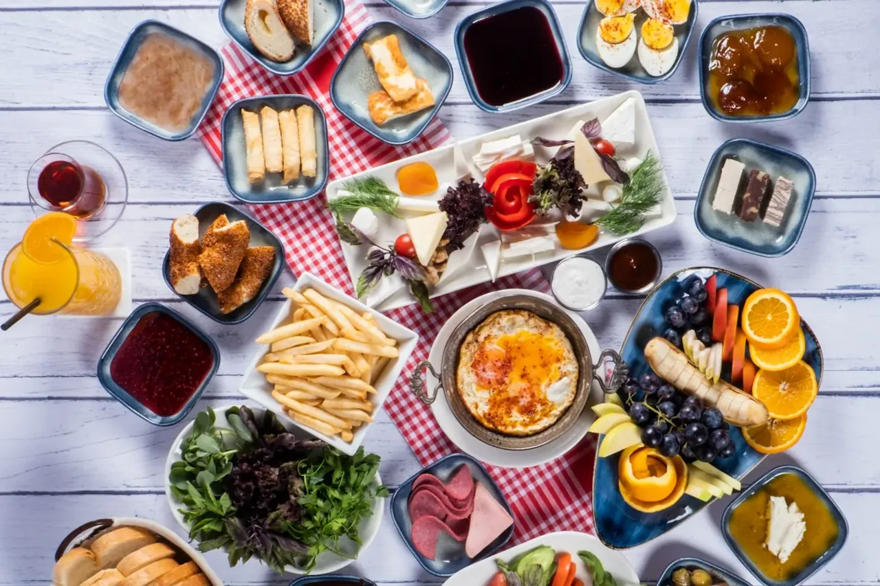 Türkisches Frühstück Reich gedeckter türkischer Frühstückstisch