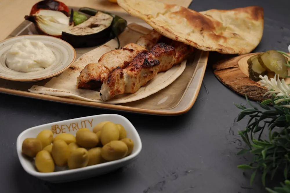 Fleischspieße Gegrillte Fleischspieße mit Fladenbrot im Saray Krefeld