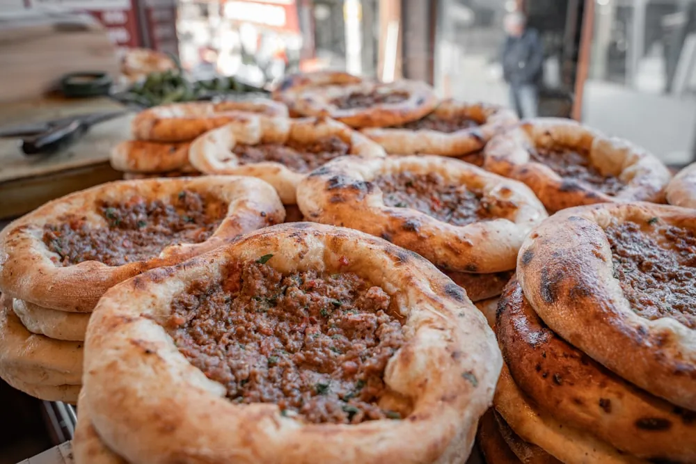 Frisch gebackene Lahmacun mit Hackfleisch, türkische Pizza